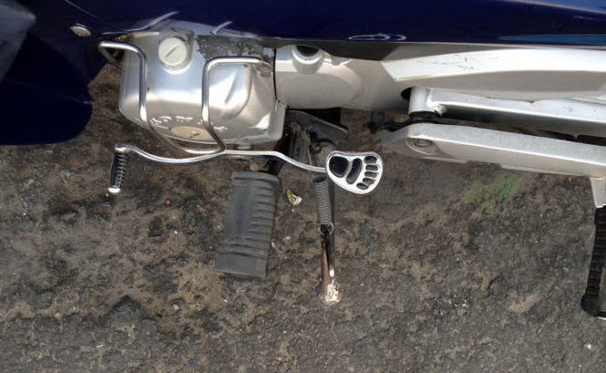 Quên gạt chống xe khi lái dễ gây nhiều hệ lụy cho mình và người khác - Ảnh: H.Như