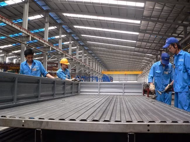 Hiện giá thép trên thị trường bắt đầu hạ nhiệt chứ không còn nhảy múa như vài tuần trước. Ảnh TL: sản xuất thép tại một nhà máy trong nước.