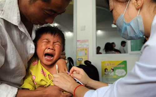 Hiện cơ quan chức năng Trung Quốc chưa công bố có bệnh nhân nào thiệt mạng hay phát bệnh vì bị tiêm vaccine không đảm bảo tiêu chuẩn trong vụ ở Sơn Đông - Ảnh: Financial Times/Getty.