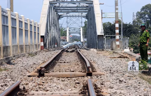 Vị trí tàu dừng chỉ cách cầu Ghềnh khoảng 200 m. Ảnh:S.C