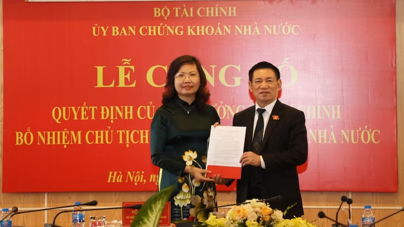 Bà Vũ Thị Chân Phương nhận quyết định bổ nhiệm chức vụ Chủ tịch UBCKNN