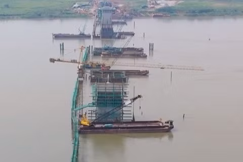 Cầu Hồng Hà bắc qua sông Hồng sắp thành hình