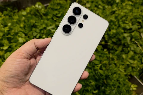 YouTuber tại Dubai mở hộp Galaxy S26 Ultra trước ngày Samsung công bố