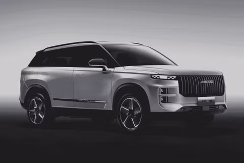Jaecoo J7 có kiểu dáng vuông vức, nhiều đường nét cơ bắp gợi nhớ đến phong cách thiết kế của Range Rover.