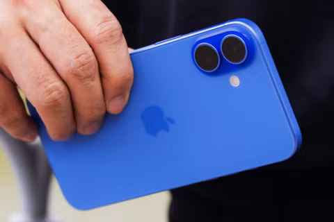 iPhone 17 tiêu chuẩn giữ giá khá tốt, có phiên bản chỉ giảm 400.000 đồng sau hơn nửa năm mở bán. Ảnh: Minh Tuấn Mobile.