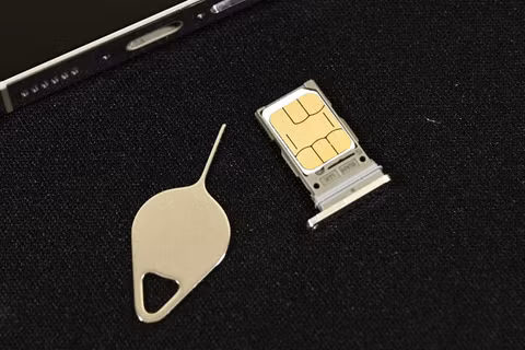 Ai có nguy cơ bị khóa SIM sau 15/4?