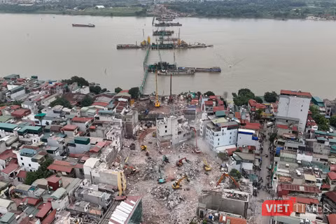 Nhiều căn nhà đã được tháo dỡ để phục vụ dự án xây dựng cầu Trần Hưng Đạo