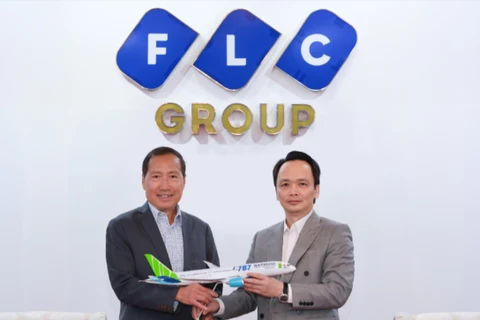 Ông Michael Vu, CEO Boeing tại Việt Nam và Ông Trịnh Văn Quyết nhà sáng lập Bamboo Airways trao nhận mô hình tàu bay Boeing 787-9