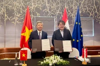 Phó Chủ tịch UBND TP Đà Nẵng Hồ Quang Bửu và đại diện Cơ quan Hợp tác và Phát triển Kinh tế AED Cộng hòa Áo ký kết bản ghi nhớ hợp tác về phát triển khoa học công nghệ, đổi mới sáng tạo và chuyển đổi số. Ảnh Danang.gov