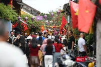 Đông đảo du khách thăm phố cổ Hội An trong những ngày Tết nguyên đán Bính Ngọ 2026.