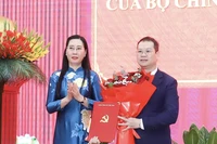 Bà Bùi Thị Quỳnh Vân, Ủy viên Trung ương Đảng, Phó Trưởng Ban Tổ chức Trung ương trao quyết định cho ông Nguyễn Mạnh Hùng tại hội nghị.