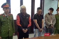 Cơ quan Công an tống đạt quyết định khởi tố, bắt tạm giam các đối tượng .