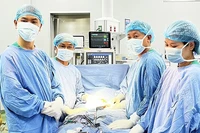 Ê kíp bác sĩ Bệnh viện Phụ sản - Nhi Đà Nẵng thực hiện ca phẫu thuật u ổ bụng ở trẻ em.