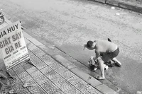 Hình ảnh người đàn ông dùng vật nhọn tấn công phụ nữ.