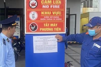 Chi cục Quản lý thị trường TP Đà Nẵng dán thông báo dường dây nóng tiếp nhận phản ánh của người dân về kinh doanh xăng dầu.