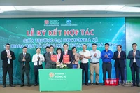 Ông Nguyễn Thanh Hồng, Giám đốc Sở KH&CN TP Đà Nẵng và ông Lương Minh Sâm, Chủ tịch Hội đồng trường Đại học Đông Á tại lễ ký kết.