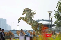Linh vật ngựa mang tên “Kim Mã Hợp Nhất” mạnh mẽ đại diện cho hình ảnh Đà Nẵng mới hiện đại dần hoàn thành đã thu hút du khách.