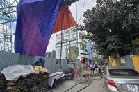 Cần và móc cẩu nặng hàng tấn gãy gây đổ tường Bảo tàng Điêu khắc Chăm Đà Nẵng đang được cẩu dở ra khỏi hiện trường vụ tai nạn.