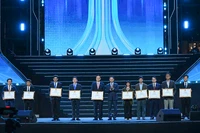 Ông Lê Sơn Phong, Phó Giám đốc Sở KH&CN TP Đà Nẵng (thứ 3 từ trái sang), đại diện TP Đà Nẵng nhận bằng khen địa phương tiêu biểu phát triển hệ sinh thái khởi nghiệp sáng tạo tại lễ khai mạc Techfest Việt Nam 2025.