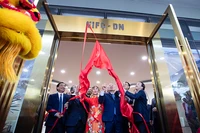 Phó Thủ tướng Thường trực Nguyễn Hòa Bình, Chủ tịch Hội đồng điều hành Trung tâm, cùng lãnh đạo Quốc hội, các bộ ngành Trung ương, tổ chức tài chính quốc tế và tập đoàn trong - ngoài nước tại lễ khai trương Trung tâm Tài chính quốc tế Việt Nam tại TP Đà Nẵng.