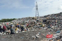 Bãi tập kết rác thải sinh hoạt Cẩm Hà (phường Hội An Tây, TP Đà Nẵng), nơi chứa rác cho cả TP Hội An đang quá tải nghiêm trọng.