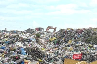 Bãi tập kết rác thải sinh hoạt Cẩm Hà đang quá tải.