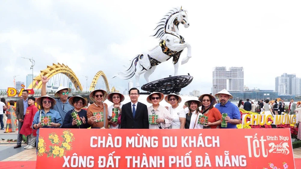 Lễ đón du khách đầu tiên đến Đà Nẵng trong ngày Mùng 1 Tết Bính Ngọ 2026 tại điểm checkin linh vật Kim Mã 4.0