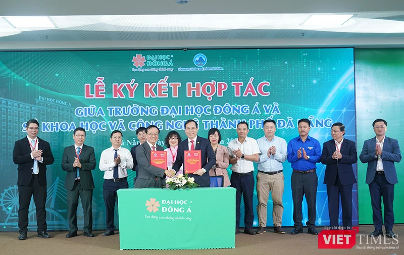Ông Nguyễn Thanh Hồng, Giám đốc Sở KH&CN TP Đà Nẵng và ông Lương Minh Sâm, Chủ tịch Hội đồng trường Đại học Đông Á tại lễ ký kết.