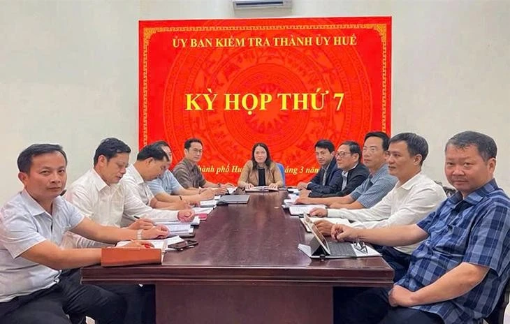 Quang cảnh kỳ họp thứ 7 của UBKT Thành uỷ Huế do bà Hồ Thị Thu Hằng, Chủ nhiệm UBKT Thành ủy Huế chủ trì. Ảnh Thành uỷ Huế.