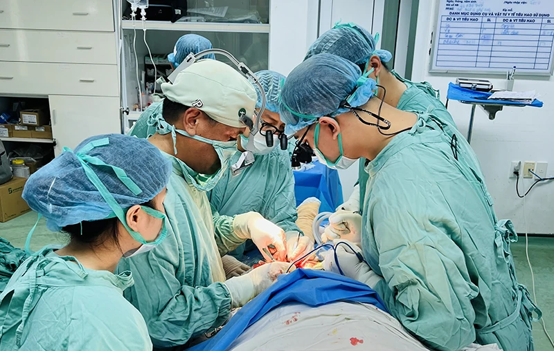 Phẫu thuật tạo hình thành công cho người phụ nữ có vòng 3 “ngoại cỡ”