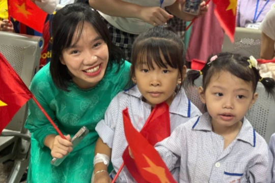 Cô Lê Thị Vân Hà cùng các bệnh nhi tại Viện Huyết học - Truyền máu Trung ương.