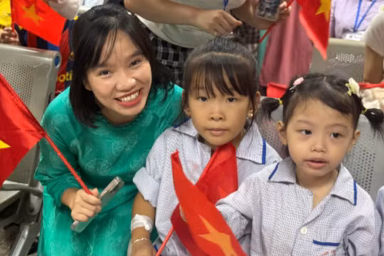 Cô Lê Thị Vân Hà cùng các bệnh nhi tại Viện Huyết học - Truyền máu Trung ương.