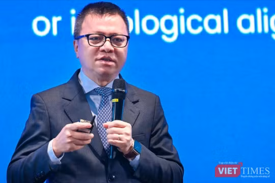 Ông Lê Quốc Minh trao đổi tại Hội thảo Internet Day 2025.