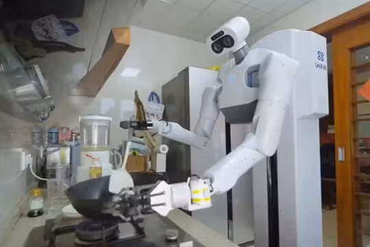 Robot Trung Quốc gây kinh ngạc với khả năng làm việc nhà như giúp việc