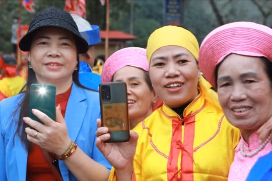 Công nghệ 5G Advanced giúp người dân livestream lễ hội, sự kiện đông người luôn ổn định, hình ảnh sắc nét, không gián đoạn dù lượng truy cập tăng cao.