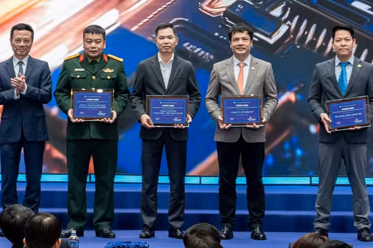 Bộ trưởng Bộ KHCN Nguyễn Mạnh Hùng trao chứng nhận Đơn vị đồng hành Hệ sinh thái Đổi mới sáng tạo Hà Nội cho các doanh nghiệp CMC, FPT, Elcom, Tecapro.