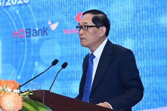 TS. Trần Văn Tùng (trái)