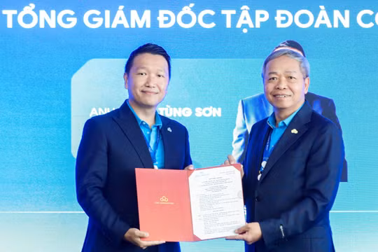 Chủ tịch CMC trao quyết định bổ nhiệm Tổng giám đốc Tập đoàn cho ông Đặng Tùng Sơn.