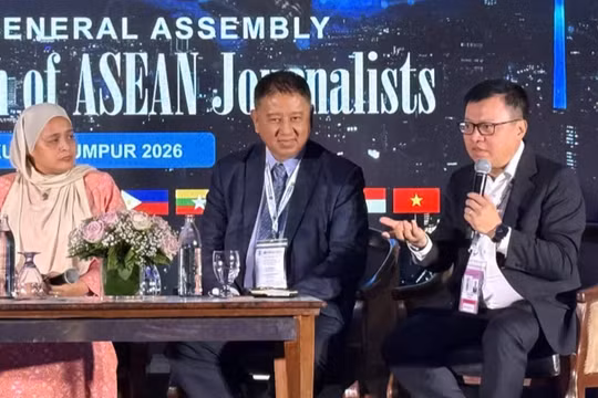 Chủ tịch Hội Nhà báo Việt Nam Lê Quốc Minh trao đổi tại hội thảo Đại hội đồng lần thứ 21 Liên đoàn Báo chí ASEAN. (Ảnh: TTXVN)