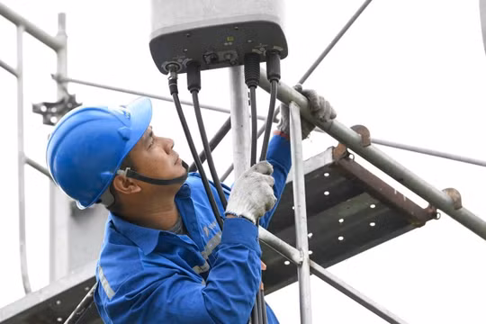 Nhân viên kỹ thuật của VNPT - VinaPhone kiểm tra tính sẵn sàng của các thiết bị trên mạng lưới. 