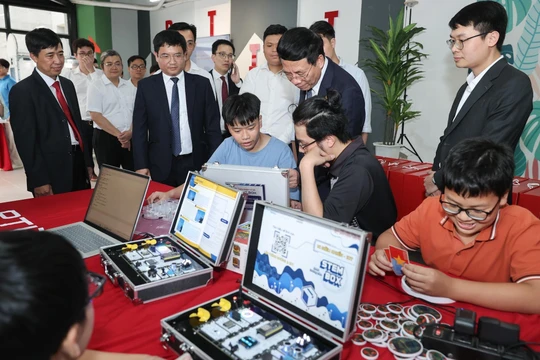 Bộ trưởng KHCN Nguyễn Mạnh Hùng nghe học viên PTIT giới thiệu các sản phẩm, dự án công nghệ do sinh viên nghiên cứu và phát triển (ảnh chụp tháng 5/2025),