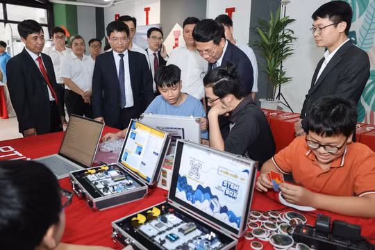 Bộ trưởng KHCN Nguyễn Mạnh Hùng nghe học viên PTIT giới thiệu các sản phẩm, dự án công nghệ do sinh viên nghiên cứu và phát triển (ảnh chụp tháng 5/2025),