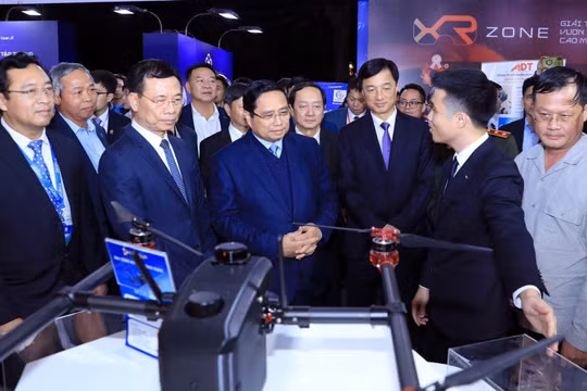 Thủ tướng Phạm Minh Chính tham quan khu trưng bày của CMC trong khuôn khổ Techfest Việt Nam 2025.