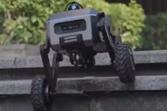 Robot "khủng long" leo dốc, bật nhảy linh hoạt