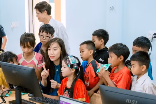 Có nên bảo vệ trẻ bằng cách cấm tương tác trên môi trường số?