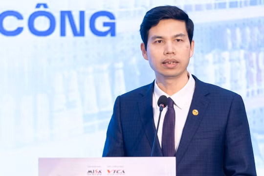 Ông Lê Hồng Quang thông tin về chuỗi gần 100 phiên livestream được tổ chức đồng thời trên fanpage và kênh TikTok MISA eShop