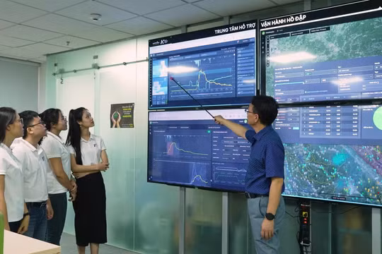 Những biểu đồ tại trung tâm hỗ trợ vận hành hồ đập cung cấp thông tin, dự đoán kịch bản lũ trước nhiều giờ.