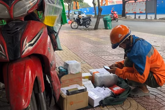 Hàng loạt doanh nghiệp chuyển phát đã thông báo áp dụng hoặc bổ sung phụ phí xăng dầu trong cước vận chuyển.