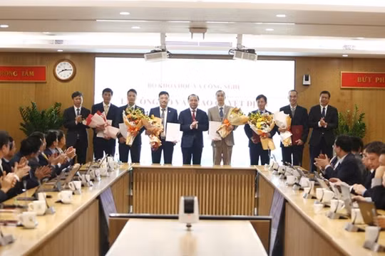 Thứ trưởng Thường trực Vũ Hải Quân, Thứ trưởng Lê Xuân Định và Thứ trưởng Hoàng Minh chụp ảnh lưu niệm với các cán bộ được nhận quyết định.