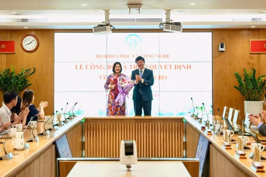 Thứ trưởng Bùi Hoàng Phương trao Quyết định và tặng hoa chúc mừng bà Nguyễn Thị Ngọc Trang.